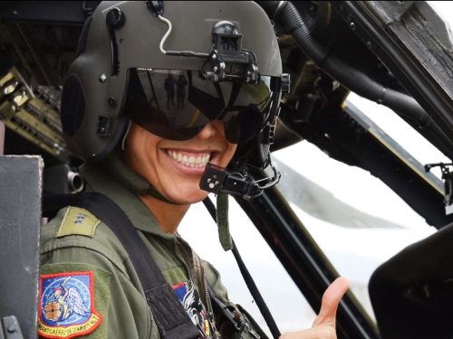 El orgullo de portar las alas de piloto militar
