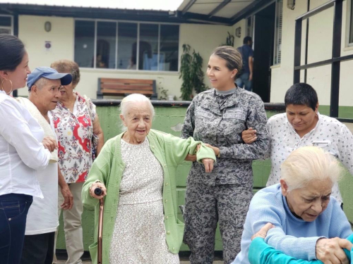  Abuelitos de Icononzo vivieron un día diferente junto al personal del CACOM 4.