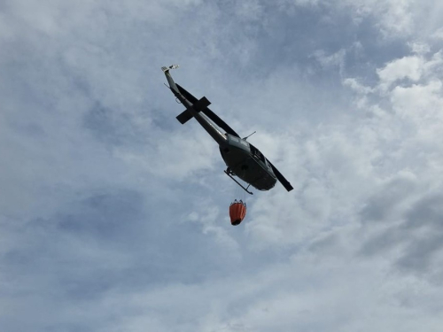 Fuerza Aérea Colombiana continua apoyando extinción de incendio en el municipio de Cundinamarca.