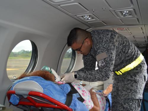 Ángel de metal de su Fuerza Aérea realiza transporte aeromédico a paciente adulto mayor en el Amazonas