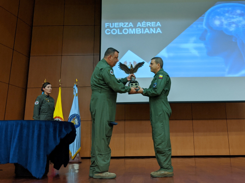 El Comando Aéreo de Combate No.7 recibe el Trofeo de Seguridad Operacional