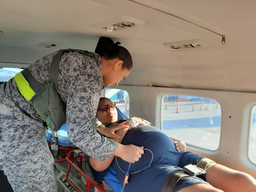 Mujer en estado de embarazo es trasladada por la Fuerza Aérea Colombiana 