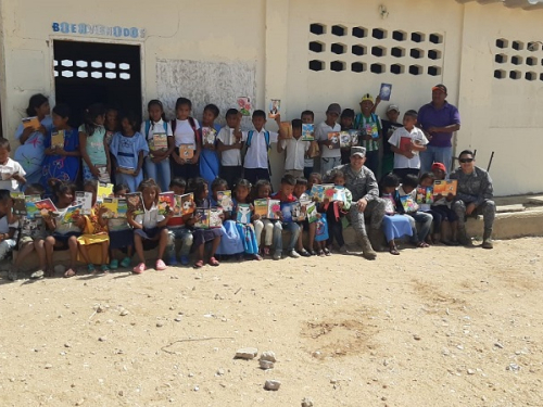 Hasta la Escuela de La Flor de la Guajira, llegaron útiles escolares