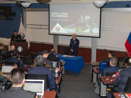 En visita al Colegio Interamericano de Defensa, en Estados Unidos, Comandante de su Fuerza Aérea Colombiana realiza conferencia magistral.