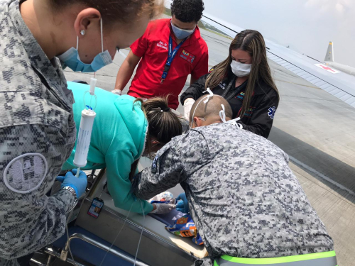 Bebe prematuro es trasladado por su Fuerza Aérea Colombiana