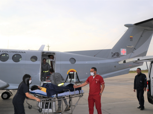 Mujer en estado de embarazo es trasladada por su Fuerza Aérea Colombiana