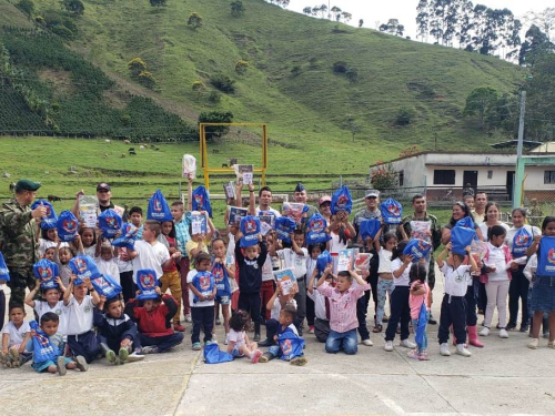 75 niños de Planadas, Tolima,  recibieron kits escolares por parte de su Fuerza Aérea Colombiana.
