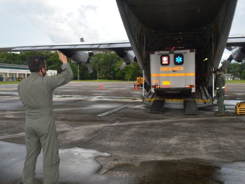 Unidad de cuidados intensivos, ambulancia e insumos médicos son transportados al Amazonas por su Fuerza Aérea