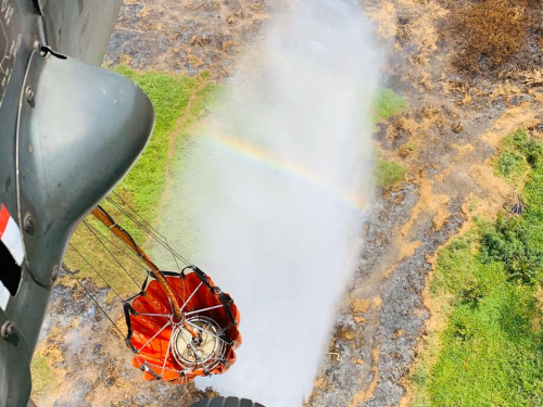 Incendio en Cereté es atendido con equipo Bambi Bucket de la Fuerza Aérea