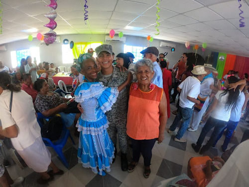 Las mujeres de la tercera edad conmemoran el día internacional de la mujer con el CACOM 3