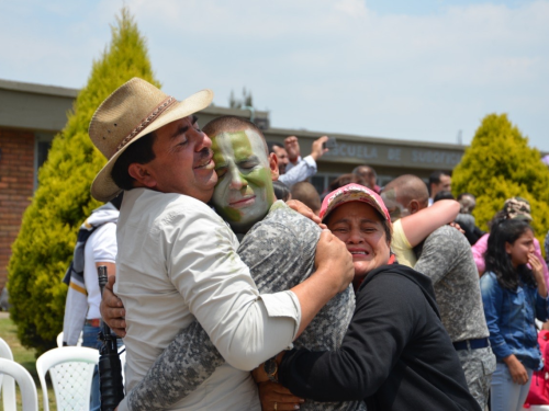 Futuros Suboficiales de la Fuerza Aérea se reencuentran con sus familias durante la primera visita 