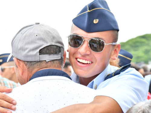 Emotivo reencuentro de los aspirantes de la Escuela Militar de Aviación con sus familias