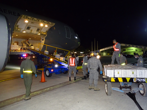 10 toneladas de ayuda humanitaria llegan a Isla de San Andrés a bordo de un avión de su Fuerza Aérea