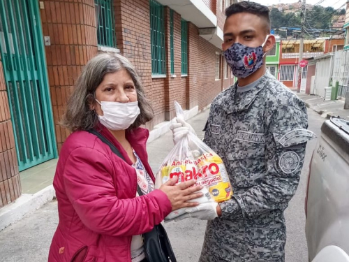 30 familias beneficiadas por ayuda humanitaria de su Fuerza Aérea Colombiana