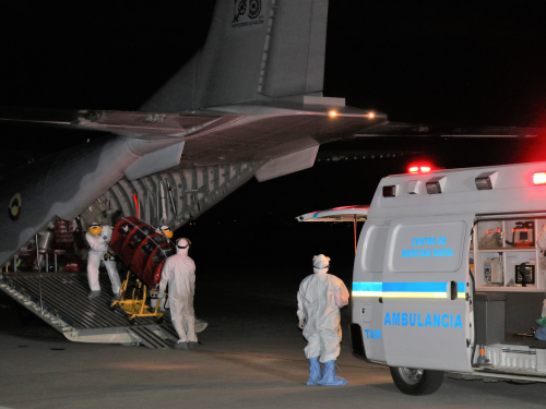 Aeronaves de su Fuerza Aérea son adaptadas para trasladar pacientes con Covid-19, desde regiones apartadas de Colombia.