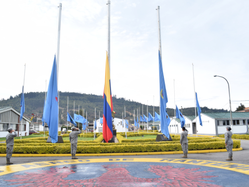 Con banderas a media asta se conmemora el Día Nacional de la Memoria y Solidaridad con las Víctimas del Conflicto Armado