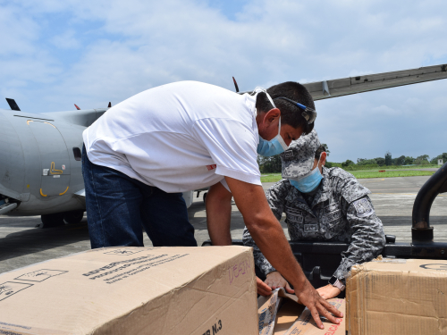 Elementos de bioseguridad son transportados por su Fuerza Aérea Colombiana