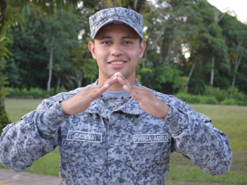 Con orgullo, soldado seguirá portando el uniforme de su Fuerza Aérea Colombiana