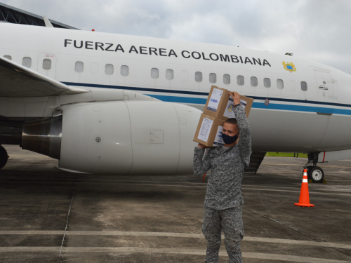 Avión presidencial FAC 0001 transporta ayuda humanitaria hacia el Amazonas