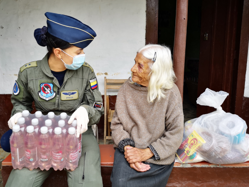 Abuelitos recibieron mercados en la puerta de su casa gracias a la Fuerza Aérea Colombiana