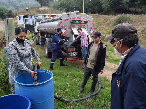 La Fuerza Aérea Colombiana abastece con galones de agua a veredas de Zipacón Cundinamarca 