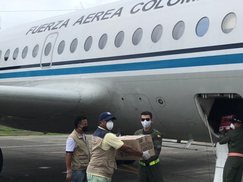 Su Fuerza Aérea Colombiana, lleva esperanza a regiones apartadas de Colombia.
