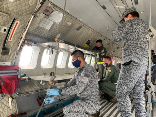 Aeronave de su Fuerza Aérea Colombiana se adapta para trasladar pacientes con Covid-19 desde Leticia.