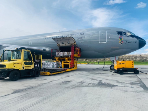 Su Fuerza Aérea transporta canastas nutricionales y refuerzos médicos hacia el Amazonas en apoyo a la lucha contra el Covid-19
