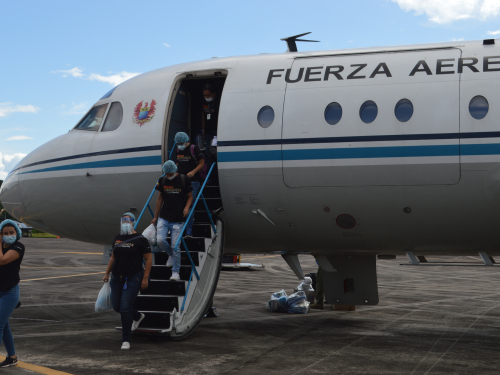 Personal de la salud fue transportado por su Fuerza Aérea Colombiana hacia Leticia
