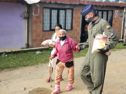 Una vez más su Fuerza Aérea Colombiana apoya a barrios vulnerables durante esta crisis sanitaria. 