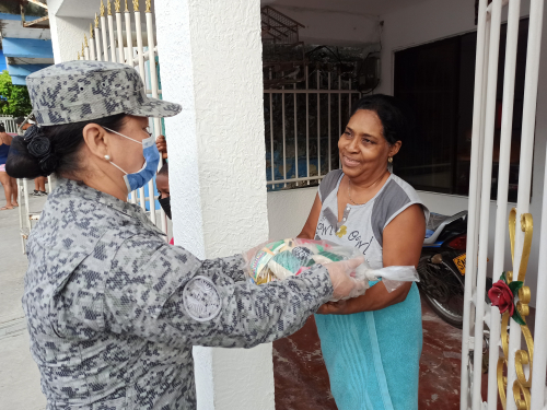  Familias de San Andrés recibieron kits de alimentos por parte de su Fuerza Aérea Colombiana 