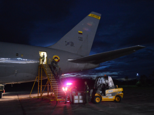 Su Fuerza Aérea transporta canastas nutricionales y refuerzos médicos hacia el Amazonas en apoyo a la lucha contra el Covid-19