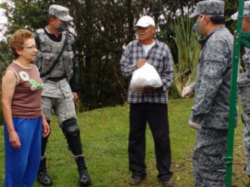 La misión continúa, su Fuerza Aérea entrega mercados a habitantes del oriente antioqueño