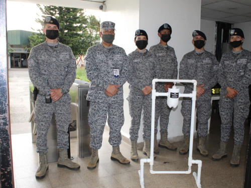 Suboficiales utilizaron su ingenio para crear dispensadores de antibacterial
