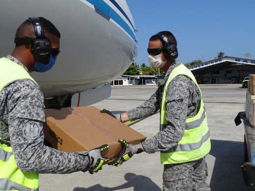 Su Fuerza Aérea Colombiana trasladó insumos hospitalarios y kits de aseo hacia San Andrés Islas