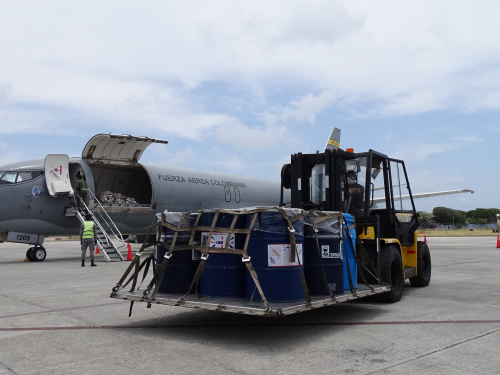 Su Fuerza Aérea realiza el traslado de materiales para la instalación de la UCI del Hospital de San Andrés