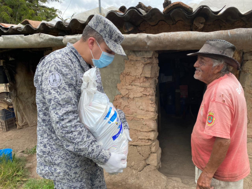 A Villa de Leyva y con mercados para los más necesitados llegó su Fuerza Aérea Colombiana