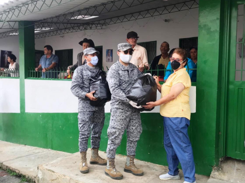 Abuelitos de Icononzo reciben ayudas de su Fuerza Aérea Colombiana