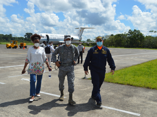 Ministra de Ciencia, Tecnología e innovación fue transportada por su Fuerza Aérea hacia el Amazonas