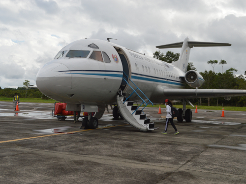 Estudiantes indígenas fueron transportados por su Fuerza Aérea desde Leticia hacia Mitú