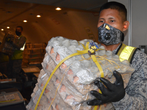 Toneladas de alimentos siguen siendo transportados por su Fuerza Aérea Colombiana para el Amazonas