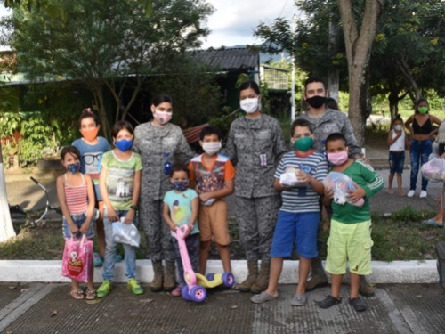 Niños de escasos recursos de Puerto Salgar son beneficiados por el CACOM-1