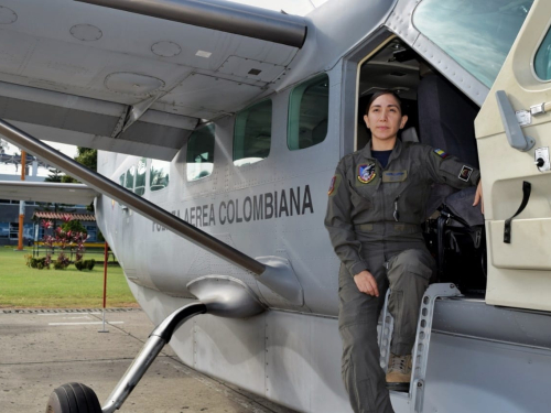 Orgullosa de portar las alas de piloto militar