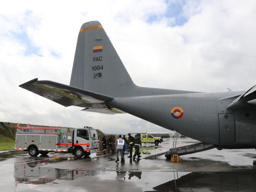 Camión de bomberos y ayudas humanitarias fueron transportados a Leticia por su Fuerza Aérea 