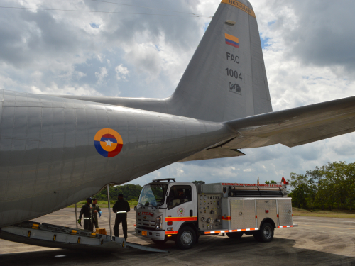 Vehículo cisterna que fortalecerá al Cuerpo de Bomberos del Amazonas fue transportado por su Fuerza Aérea
