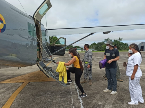 Personal de la salud fue transportado hasta área de difícil acceso del Amazonas por su Fuerza Aérea Colombiana