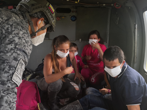 Por nueva creciente en el Meta, familia fue rescatada por su Fuerza Aérea