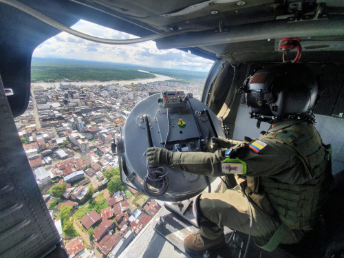 Con mensajes desde el aire, su Fuerza Aérea sensibiliza a la población chocoana 