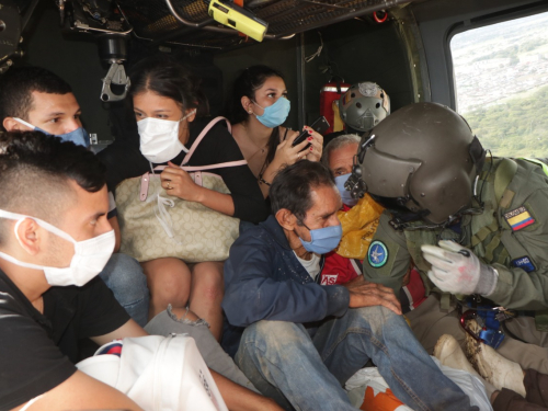 Por aire, continúa el rescate de personas atrapadas por el invierno en zona rural de Villavicencio, Meta 