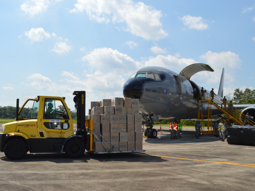 Más de 24 toneladas de ayudas humanitarias fueron transportadas por su Fuerza Aérea Colombiana a la Amazonía